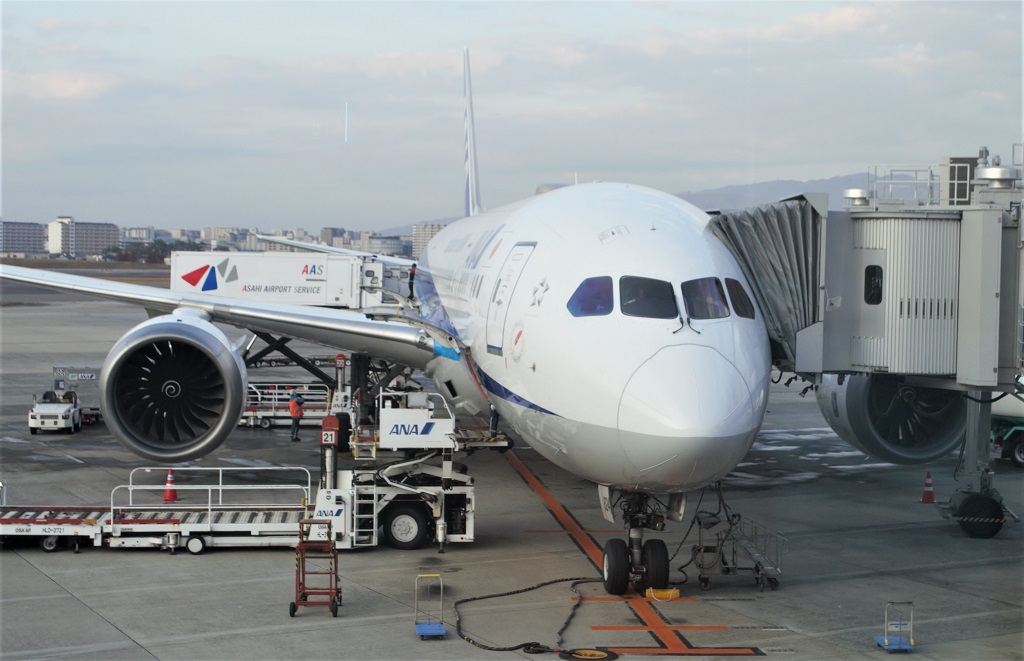9/14(日)岩国空港→羽田空港 ANA638 片道 羽田に引き返したANA機、タイヤ破損のため牽引車を使って搬出…滑走